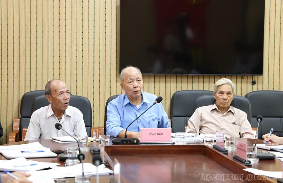 Công dân nêu kiến nghị tại buổi tiếp.