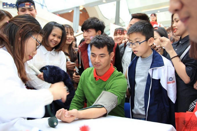 NSƯT Xuân Bắc tham gia hiến máu thu hút sự quan tâm của các bạn trẻ.