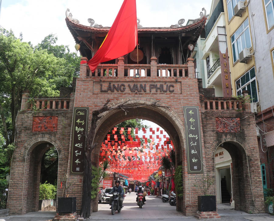 Bước qua cánh cổng tam quan du khách sẽ được “đắm mình” trong không gian làng nghề dệt lụa tơ tầm có lịch sử ngàn năm tuổi.