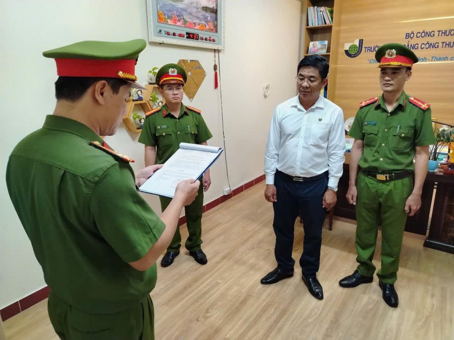 Công bố quyết định khởi tố bị can, lệnh bắt tạm giam và lệnh khám xét nơi làm việc của ông Trần Kim Quyên. Ảnh: Công an tỉnh Phú Yên