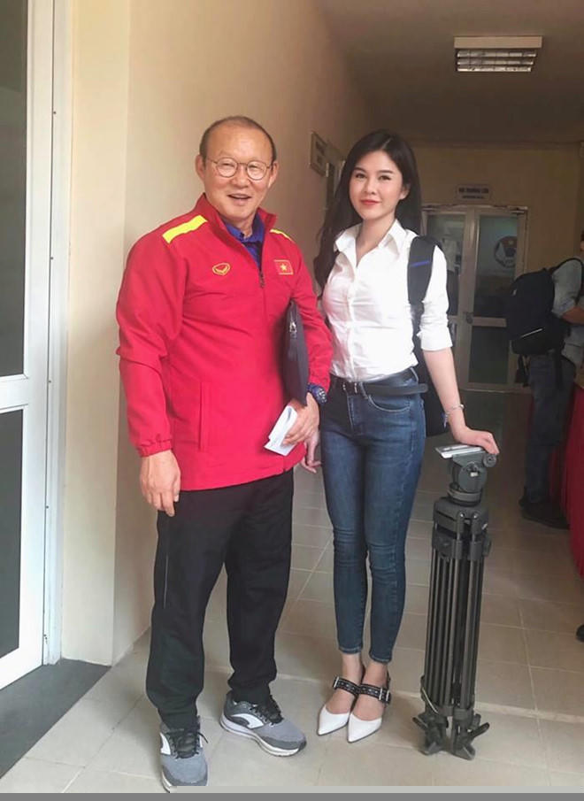 Thu Hoài còn nổi tiếng trên báo Hàn với bức hình chụp cùng HLV Park Hang Seo.