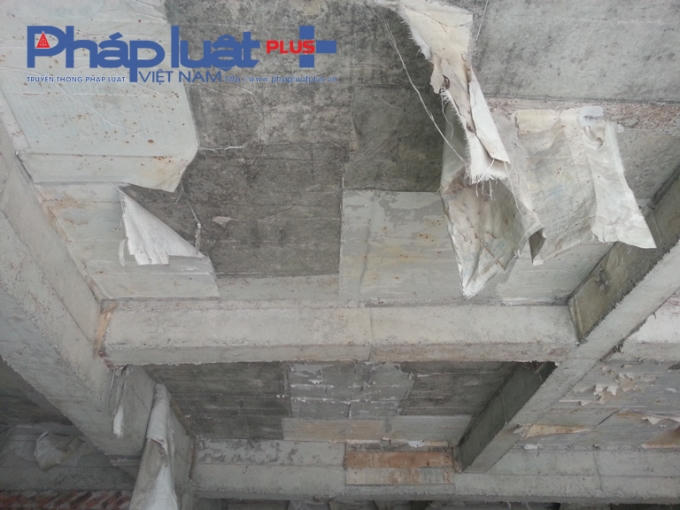 Trần nhà bong tróc sau nhiều năm vẫn chưa được hoàn thiện.