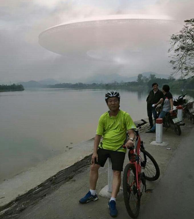 Theo anh Nguyễn Trung hình ảnh này anh nhờ một khách du lịch chụp giúp lúc ngồi ngắm cảnh trước chùa Thiên Mụ - Ảnh do anh Trung cung cấp.