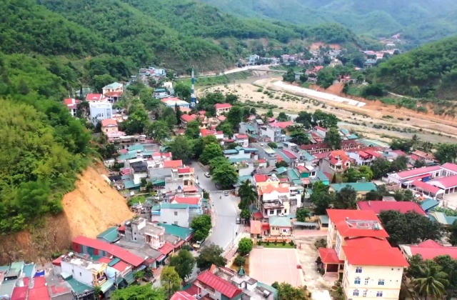 Bài 2 - Hoạt động chi thường xuyên ở Văn phòng UBND huyện Quan Sơn phải bổ sung nhiều ở mục “tiếp khách”