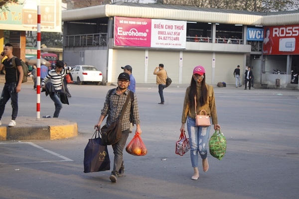 So với năm 2015, thì năm 2016 số lượng người đổ về các bến xe giảm hơn do một số tuyến đường được mở rộng trong năm 2015. Từ đó, người dân dễ dàng thuận tiện về nơi làm việc hơn mà không phải về các bến xe.