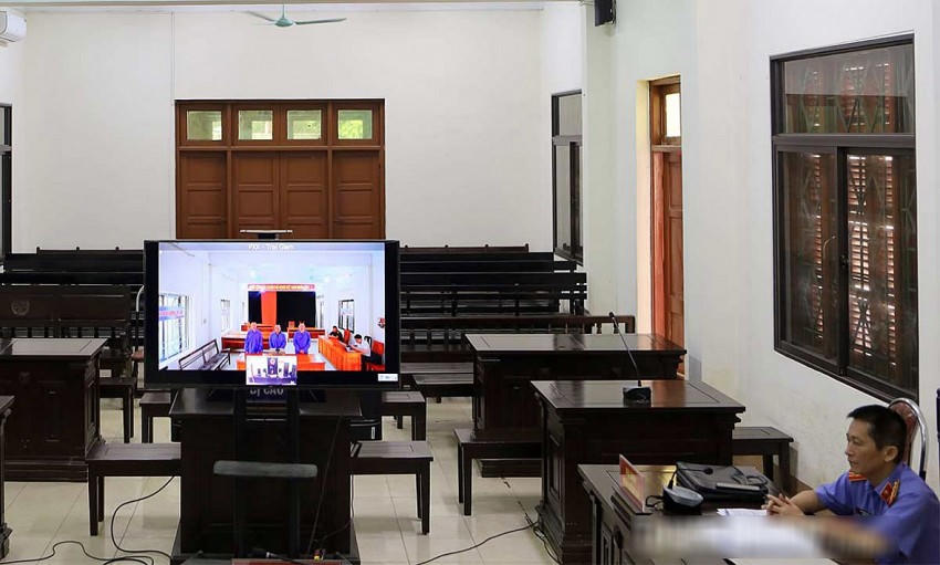 3 bị cáo tại phiên tòa trực tuyến. (Ảnh: Báo Tuyên Quang).
