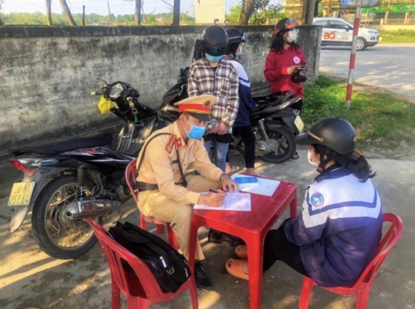 Cảnh sát giao thông làm việc đối với học sinh vi phạm giao thông.