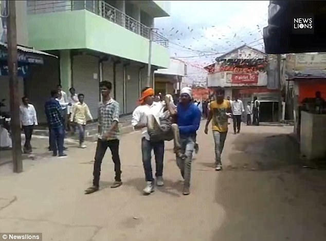Những người bị thương được đưa đi cấp cứu.