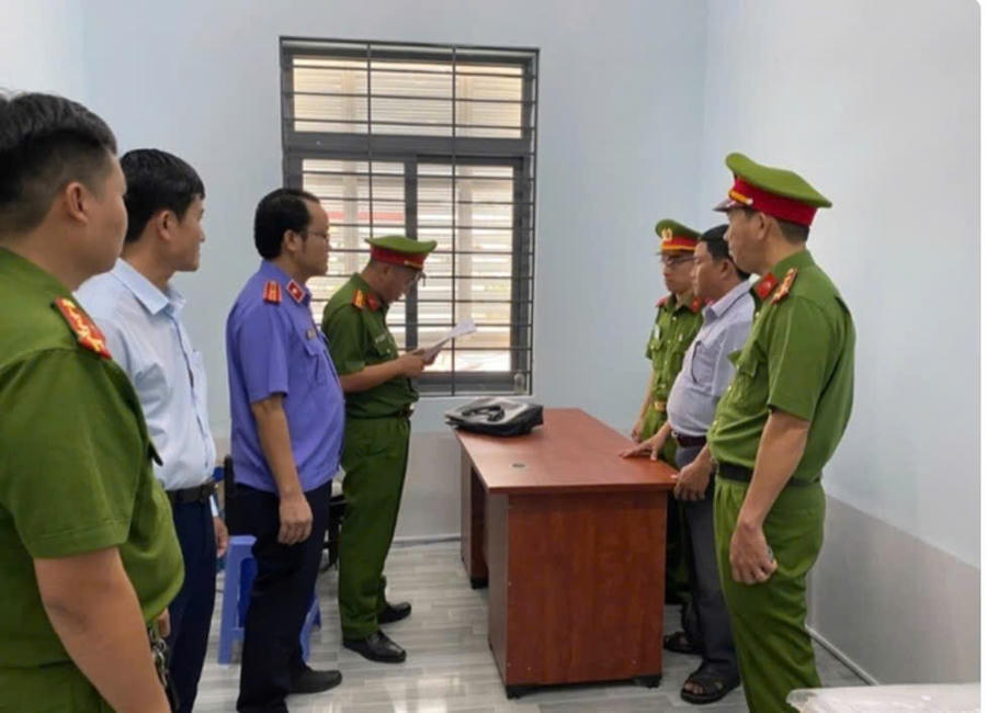 Cơ quan chức năng Thi hành lệnh bắt bị can đối với ông Thọ. Ảnh: VKSND tỉnh Bình Thuận