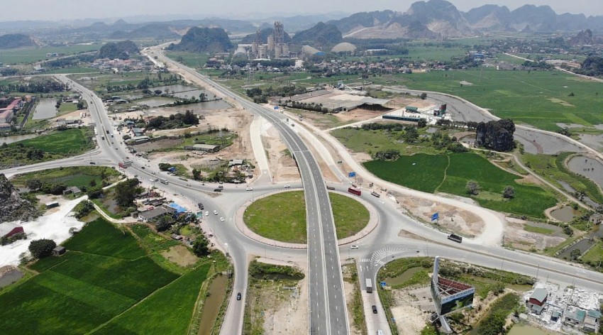 Cao tốc Mai Sơn - quốc lộ 45 qua tỉnh Ninh Bình có 4 làn xe hạn chế (Ảnh: Lê Hoàng).