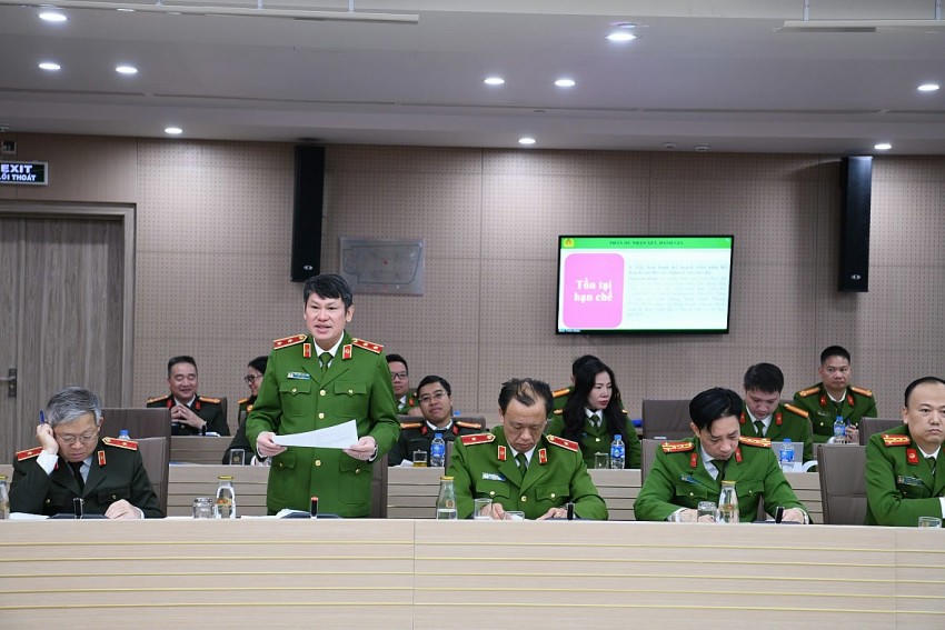 Trung tướng Nguyễn Văn Viện, Cục trưởng Cục Cảnh sát điều tra tội phạm về ma túy thông tin tại hội nghị. Ảnh C04
