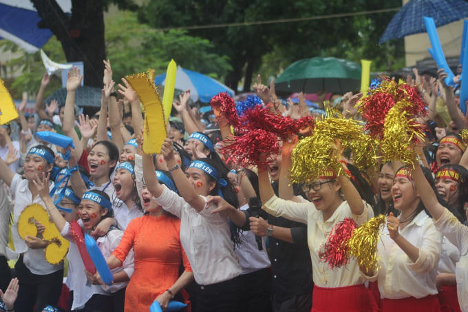 Các cổ động viên vỡ òa khi Nhật Minh về đích xuất sắc.