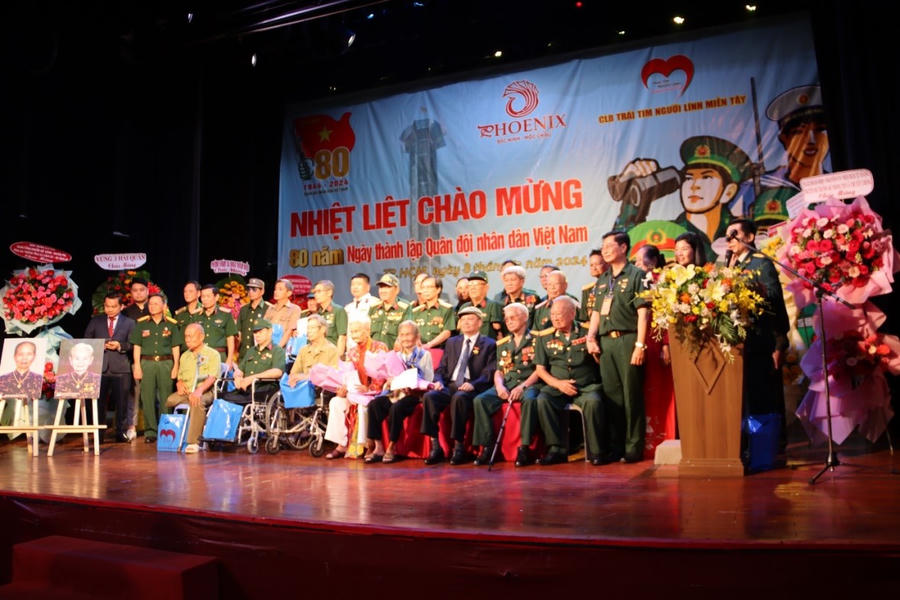 Ban tổ chức tặng quà cho Các Mẹ VNAH và các Thương Binh.