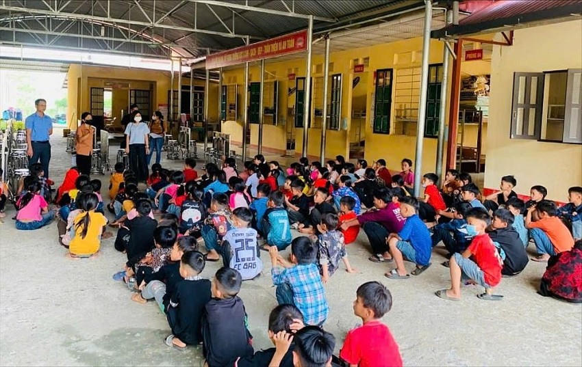 Trung tâm Kiểm soát bệnh tật tỉnh và Trung tâm Y tế huyện Bảo Yên giám sát tại Trường Tiểu học và Trung học cơ sở Xuân Hòa. (Ảnh: Báo Lào Cai).