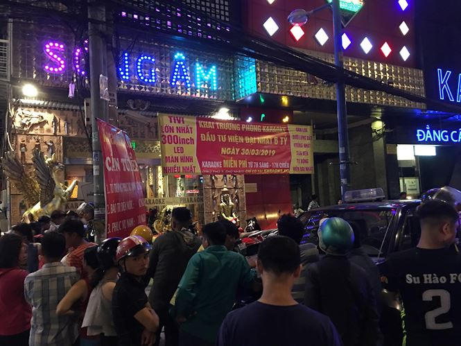 Trước đó, vào rạng sáng 10/4, Công an TP HCM phối hợp với đoàn liên ngành bất ngờ kiểm tra karaoke XO.