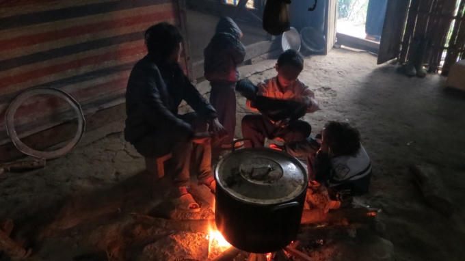 Mọi người qu&acirc;y quần b&ecirc;n bếp lửa.