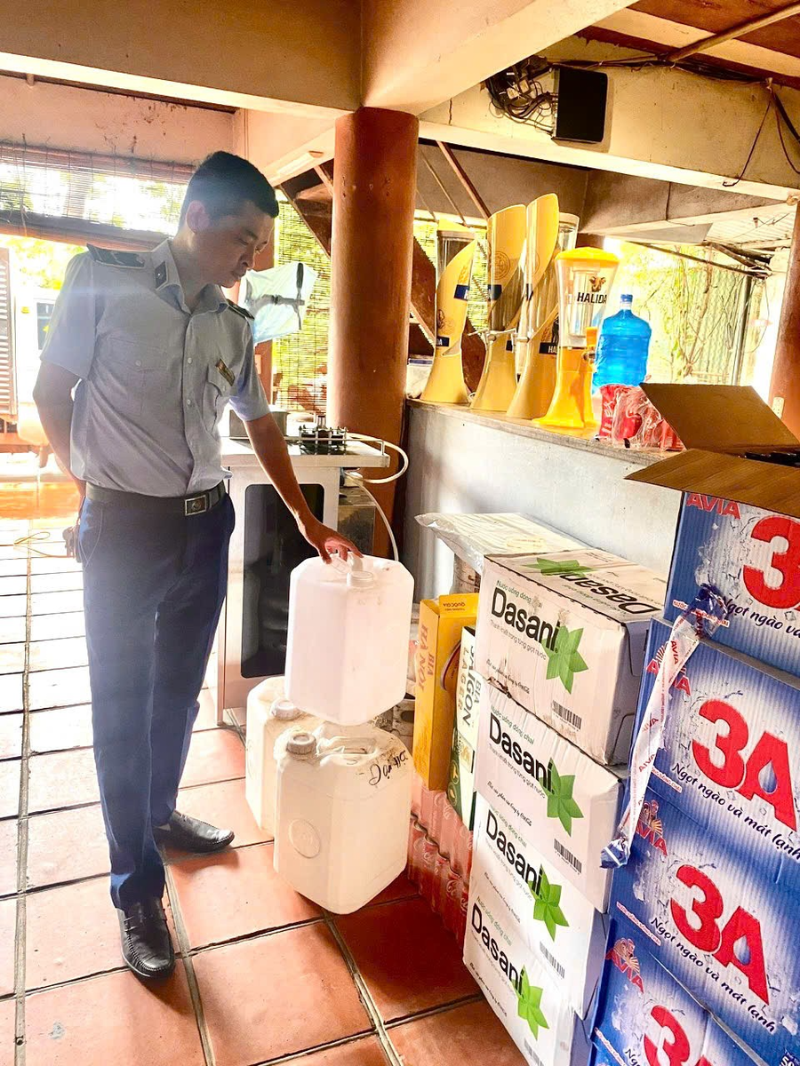 140 lít rượu thủ công không rõ nguồn góc bị Đội QLTT số 23, Chi cục QLTT TP Hà Nội thu giữ và xử lý.