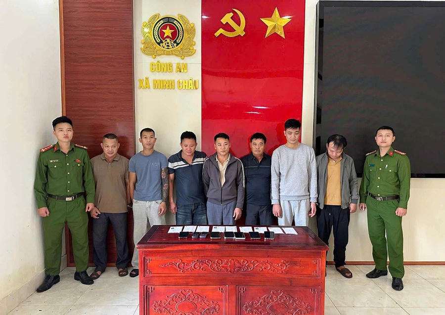 Các đối tượng trong ổ nhóm đánh bạc liên xã bị Công an bắt quả tang - Ảnh Công an Nghệ An.