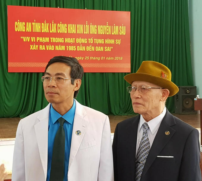 Luật sư Vũ Văn Lợi và ông Nguyễn Lâm Sáu tại buổi công khai xin lỗi do Công an tỉnh Đắk Lắk tổ chức.