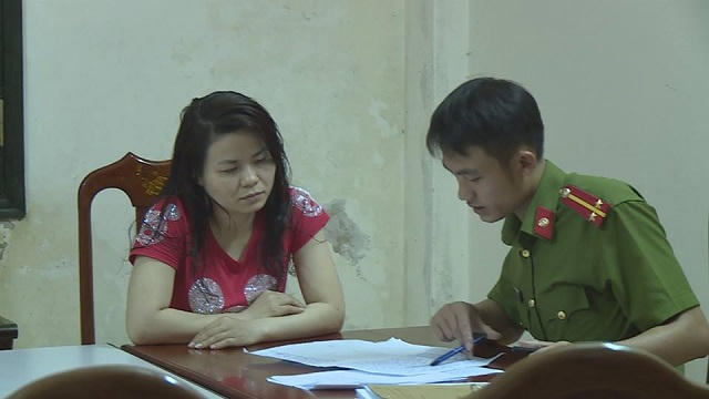 Công an lấy lời khai các đối tượng.