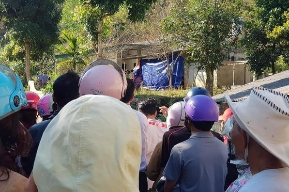 Khám nhà đối tượng được cho là nghi phạm sát hại nữ sinh.