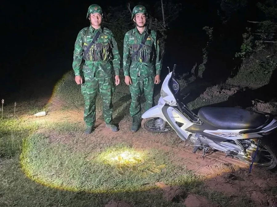 Lực lượng chức năng phát hiện 18kg vàng bỏ lại ở đường mòn biên giới. Ảnh BĐBP