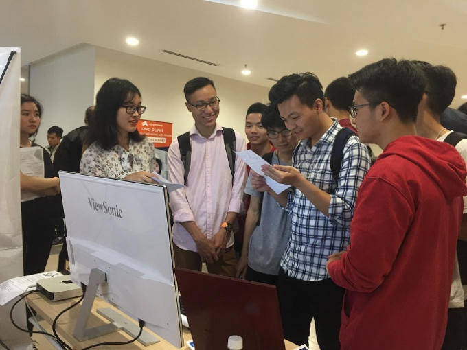 Các gian triển lãm thu hút sự chú ý của đông đảo các bạn trẻ.