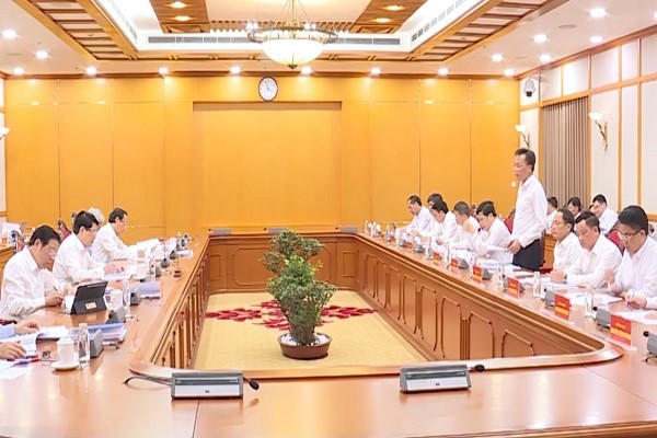 Bí thư Tỉnh ủy Hưng Yên, ông Nguyễn Hữu Nghĩa báo cáo với Bộ Chính trị công tác chuẩn bị Đại hội.