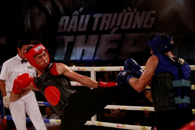 : Văn Toản (đỏ) cho thấy ưu thế của mình khi liên tục tấn công áp đảo)