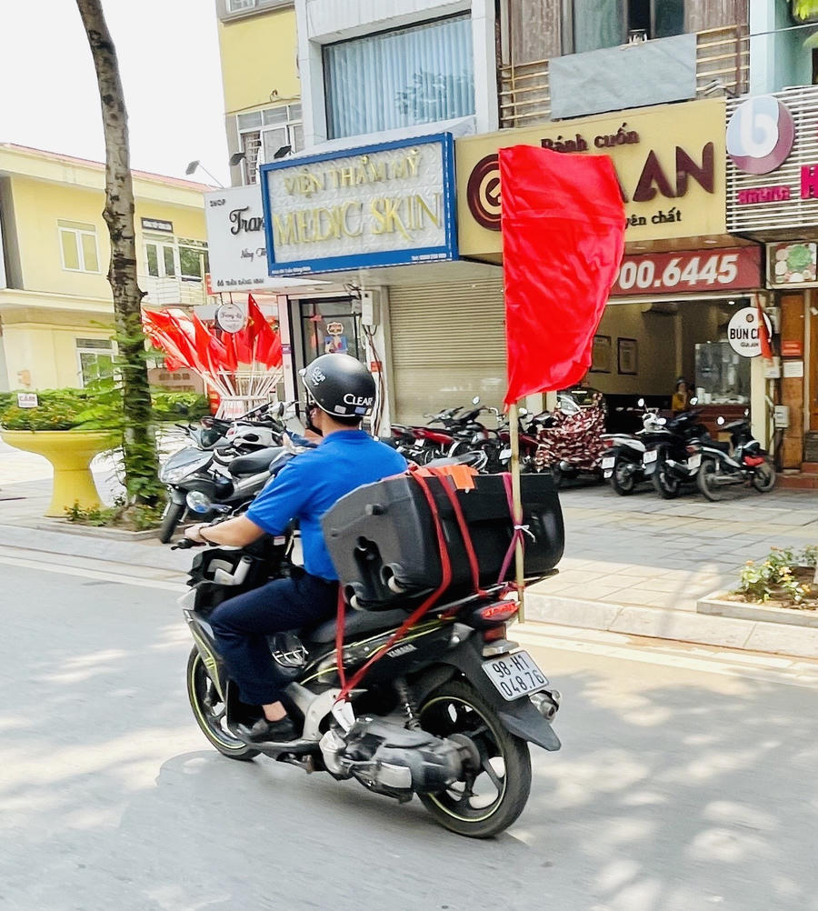 Với chiếc loa thùng , thầy Quyết đã đi tới nhiều ngõ nhỏ của phường Dịch Vọng - Cầu Giấy để tuyên truyền phòng chống dịch.