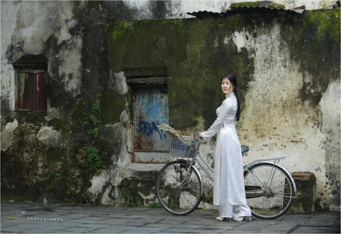 Hay chầm chậm qua phố thời đã qua.