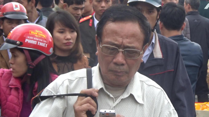 D&ograve;ng người tấp nập đổ về chợ &ldquo;mua may, b&aacute;n rủi&rdquo;