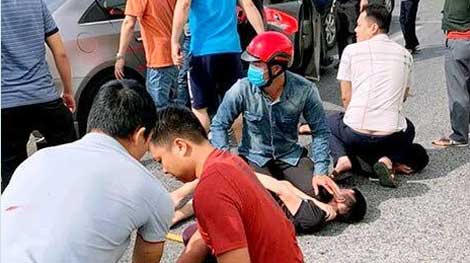 Lực lượng đánh án ma túy khống chế các đối tượng.