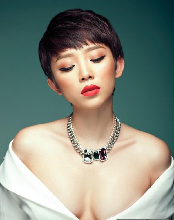 Đôi gò bồng đảo dường như là niềm tự hào của Tóc Tiên.