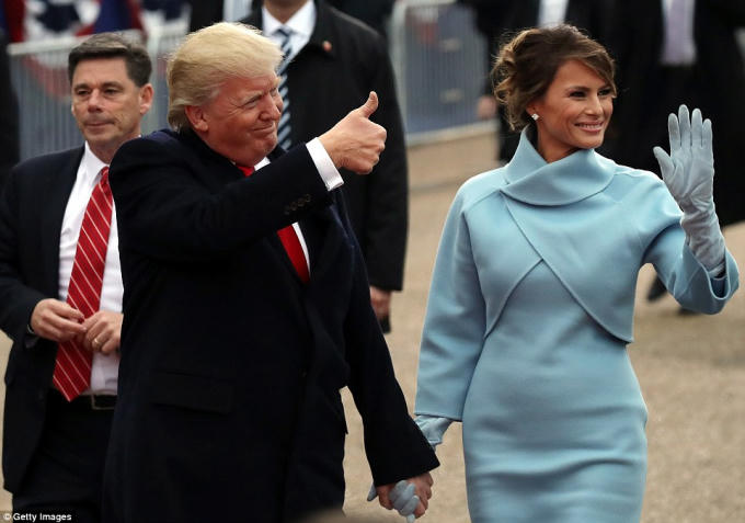 Khoảng khắc ông Trump vẫy chào người dân Mỹ. (Ảnh: Getty Images)