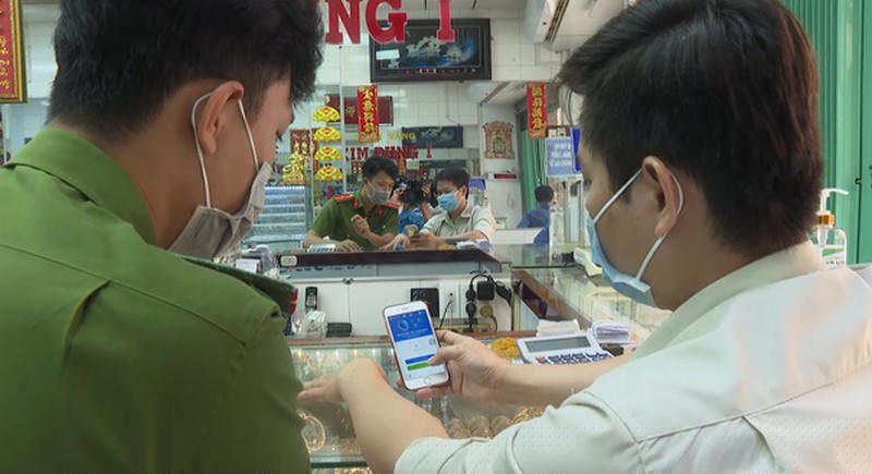 Lực lượng Công an Phường 3, TP. Bạc Liêu đã phối hợp với các cấp, ngành thực hiện tuyên truyền người dân cài đặt ứng dụng Bluezone nêu cao tinh thần tránh nhiệm với cộng đồng tự phòng, chống dịch Covid-19.