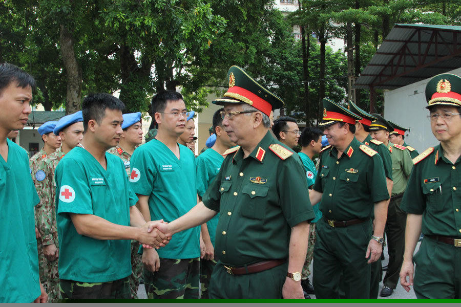 Thượng tướng Nguyễn Chí Vịnh và cán bộ, quân nhân BVDC