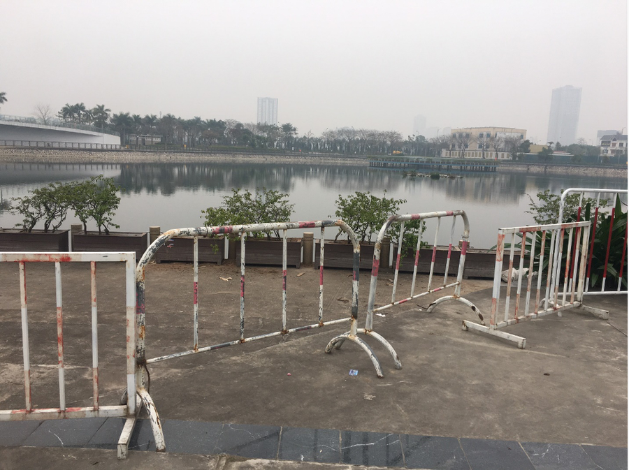 Khu vực gần hồ nước không được rào chắn cẩn thận. “Không chỉ tôi, mà nhiều phụ huynh khác khi cho con vào công viên chơi cũng rất lo lắng, phải để mắt trông chừng và luôn nhắc nhở con tránh xa chỗ hồ nước nguy hiểm” - Chị Khánh Ly (30 tuổi, trú phường Mỗ Lao, quận Hà Đông) nói.