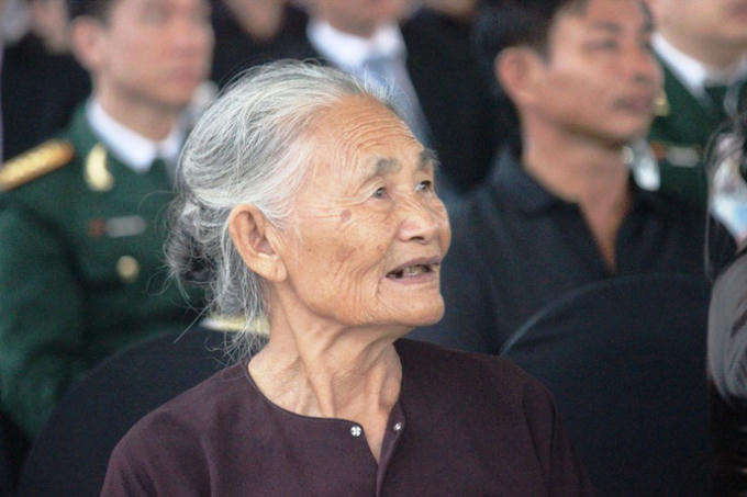 Người d&acirc;n qu&ecirc; nh&agrave; rơi lệ xem Lễ truy điệu Chủ tịch nước Trần Đại Quang