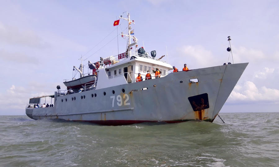 Lực lượng BĐBP Bạc Liêu, thường xuyên tuần tra, kiểm soát và xử phạt tàu cá vi phạm khai thác hải sản bất hợp pháp. Ngoài ra, còn tuyên truyền phổ biến pháp luật cho ngư dân trên biển.