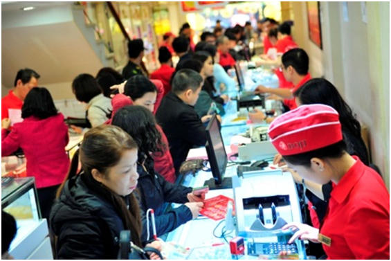 Cảnh nhộn nhịp mua vàng ngày vía Thần Tài cũng được ghi nhận tại Trụ sở của DOJI- Tòa nhà Ruby Plaza, số 44 Lê Ngọc Hân, Hà Nội.