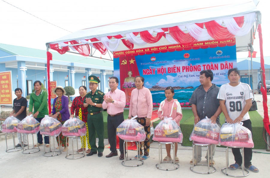 Đại tá Nguyễn Quang Hà - Phó Chính ủy BĐBP tỉnh Cà Mau và ông Trương Hoàng Khải - Ủy viên BTV Huyện ủy, Phó Chủ tịch UBND huyện Phú Tân, tặng quà cho người nghèo, hộ gia đình có hoàn cảnh khó khăn trên địa bàn huyện.