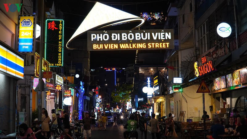 Phố đi bộ Bùi Viện (phường Phạm Ngũ Lão, Quận 1) thường xuyên thu hút hàng trăm, hàng ngàn du khách nước ngoài, đặc biệt là khách du lịch từ Trung Quốc, Hàn Quốc, Nhật Bản, các nước phương Tây và giới trẻ Thành phố đến đây vui chơi, ăn uống thâu đêm.