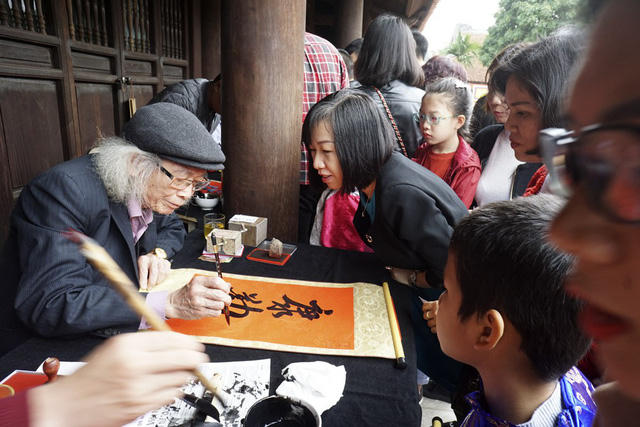 Xin chữ đầu năm đã thành thói quen của nhiều người dân Hà Nội.