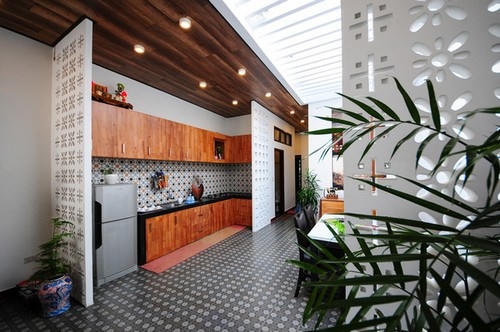 Các không gian được phân tách khéo léo cũng bằng những tấm vách họa tiết giống tường gạch hoa ở bên ngoài. Điều này không chỉ