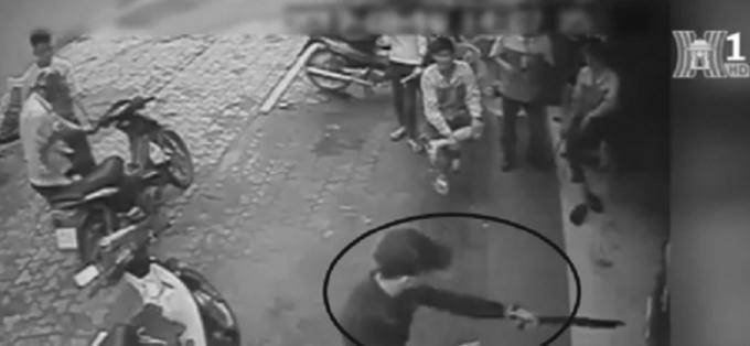 Hành vi Tùng rút súng bắn người đã bị camera tại cửa hàng sửa xe ghi lại.