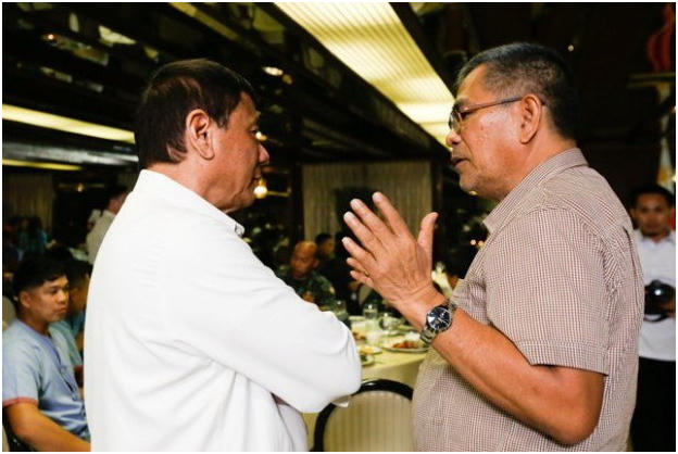 Tổng thống Duterte (trái) trong một lần trò chuyện cùng bộ trưởng Sueno. (Ảnh: Ban truyền thông Phủ Tổng thống Philippines)