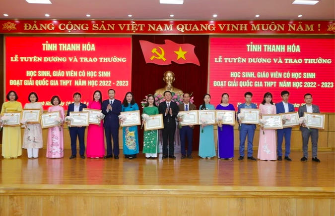 Lãnh đạo tỉnh Thanh Hóa trao Bằng khen cho các thầy cô giáo có học sinh đạt giải (Ảnh: M.H).