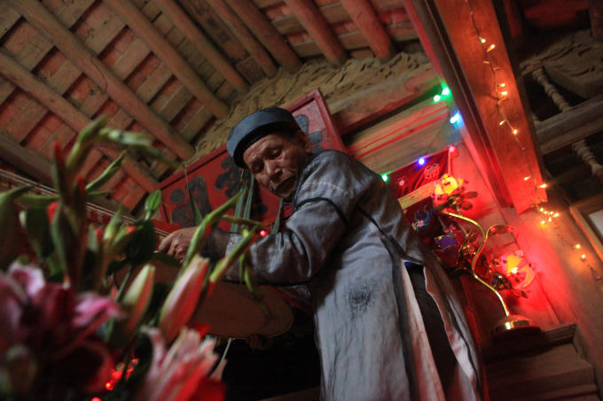 Gần 12h đêm, cụ thủ từ Nguyễn Thành Ngữ lên lấy hộp đựng sinh thực khí của biểu tượng cho “người nam” và “người nữ” được khóa cẩn thận trên gác miếu Đụ Đị xuống làm lễ…