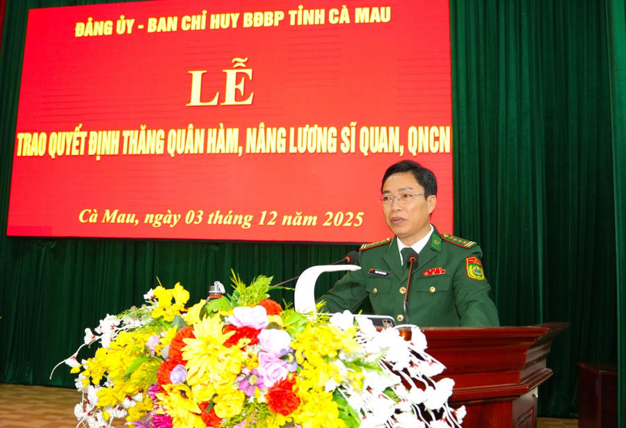 Đại tá Phạm Minh Giang phát biểu giao nhiệm vụ cho các sĩ quan được thăng quân hàm.